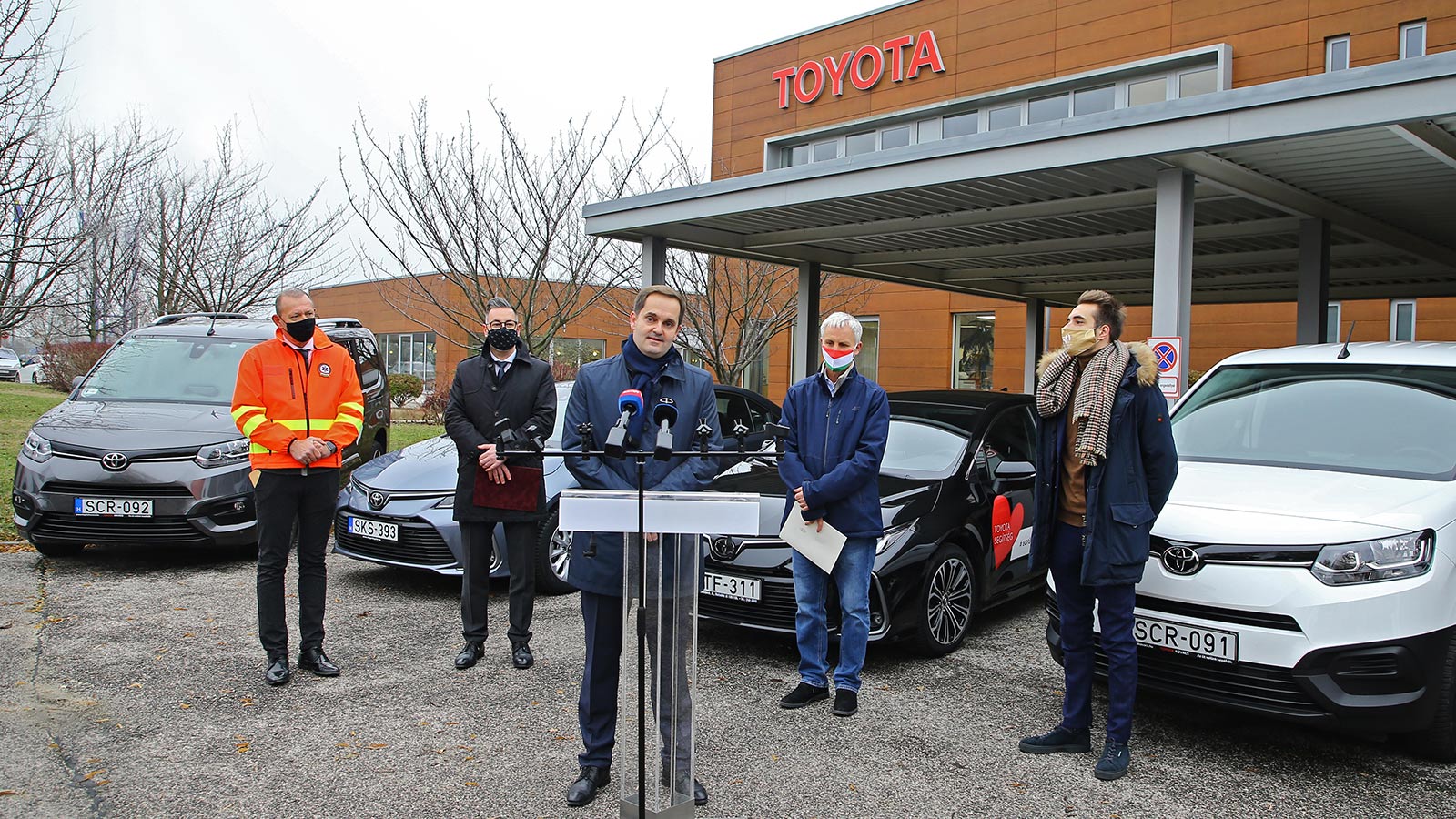 Ismét 20 autó azonnali felajánlásával támogatja a Toyota a koronavírus elleni hazai védekezést